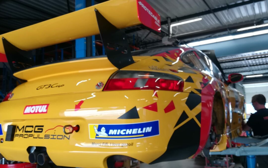 Préparation de la 996 CUP dans les ateliers d’ MCG Propulsion